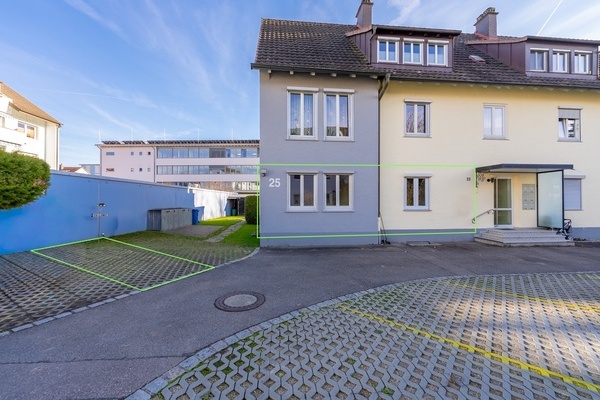 Hauseingang rechts mit wenigen Stufen